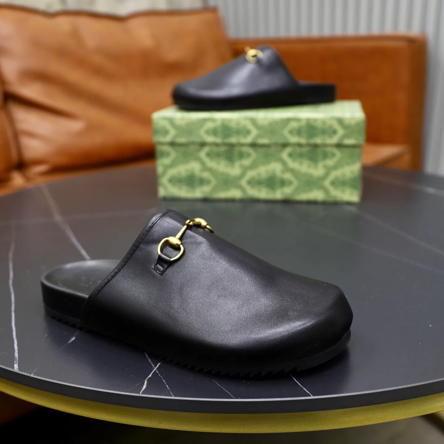 Ex-factory price: 340💰🙅‍♂️🙅‍♂️🙅‍♂️Couple model Brand: GUCCI Standard code: 35-44 (45 customized) Grade: Same as the official website Material: Original leather design Original lightweight wear-resistant molded outsole Style category: Men's fashion sandals Distinguished luxury brand elements Top luxury Color: Actual picture color